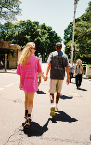 No Vacancy Tee Charcoal Acid Wash  Dark Pink| SŚAINT