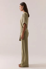 Load image into Gallery viewer, Blake Tee Light Olive / Sovere