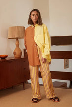 Load image into Gallery viewer, Henrietta Shirt in yellow and brown / Blanca